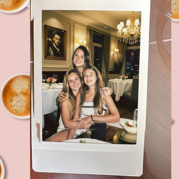 Danika junto a sus dos hermanas en una fotografía instantánea