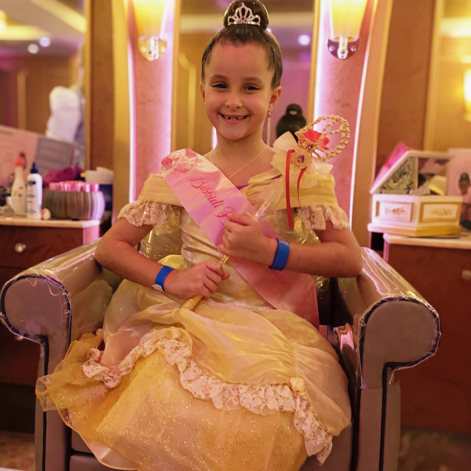 Danika vestida de princesa durante un crucero Disney