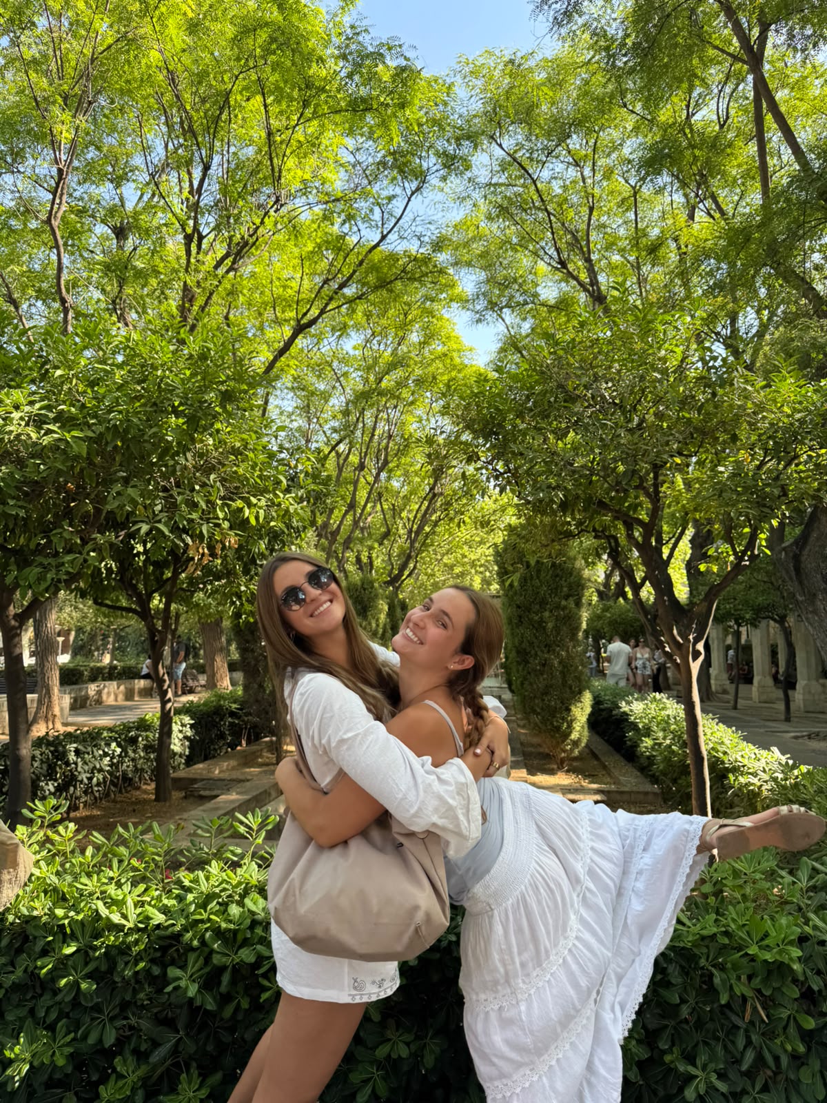 Danika con una amiga en el parque