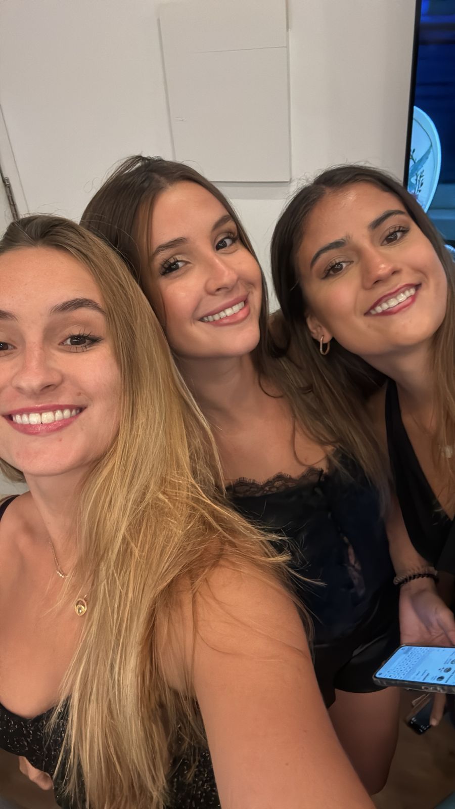 Danika junto a sus hermanas