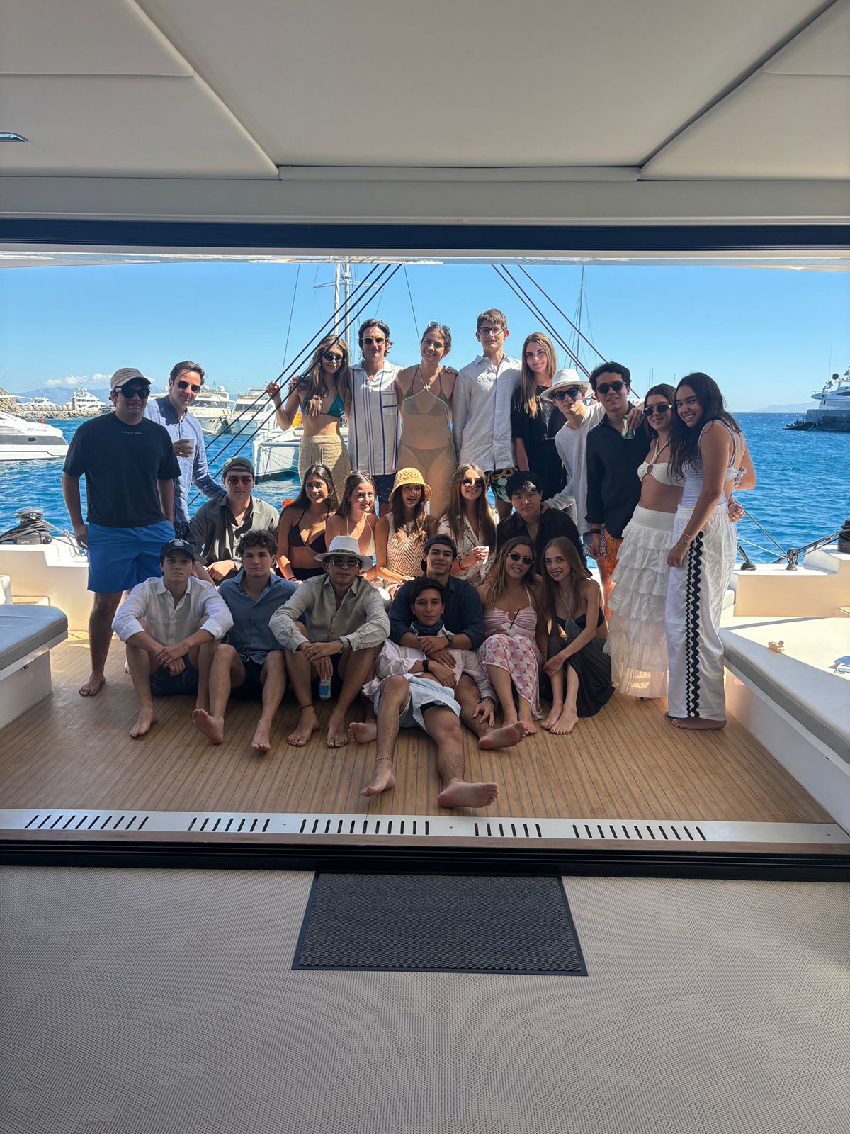 Danika con amigos durante un viaje